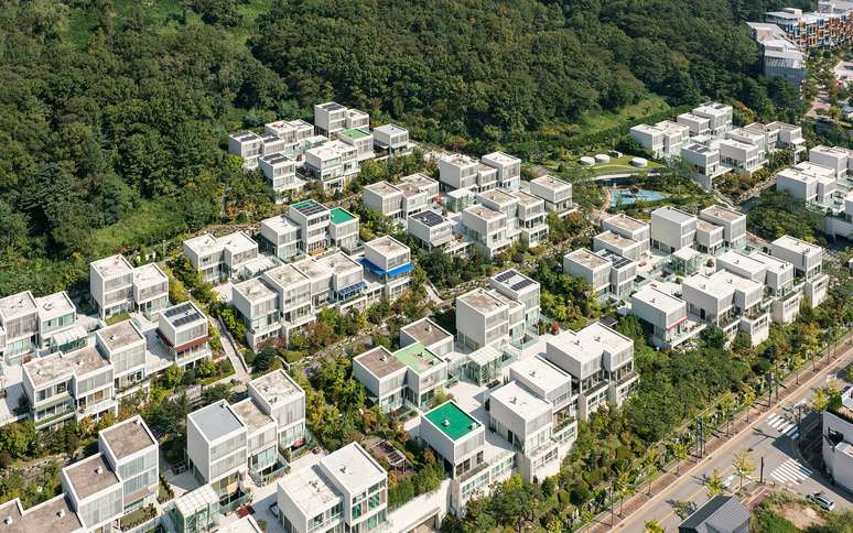 Pangyo Housing: o primeiro projeto de habitação social de Yamamoto abrange 16 conjuntos habitacionais que rendem 110 unidades, dispostas em torno de uma praça central arborizada, cujo acesso só é possível passando por uma residência.