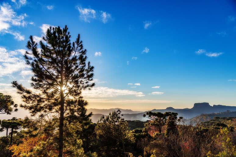 Fim de tarde em Campos do Jord&atilde;o, com a Pedra do Ba&uacute; ao fundo