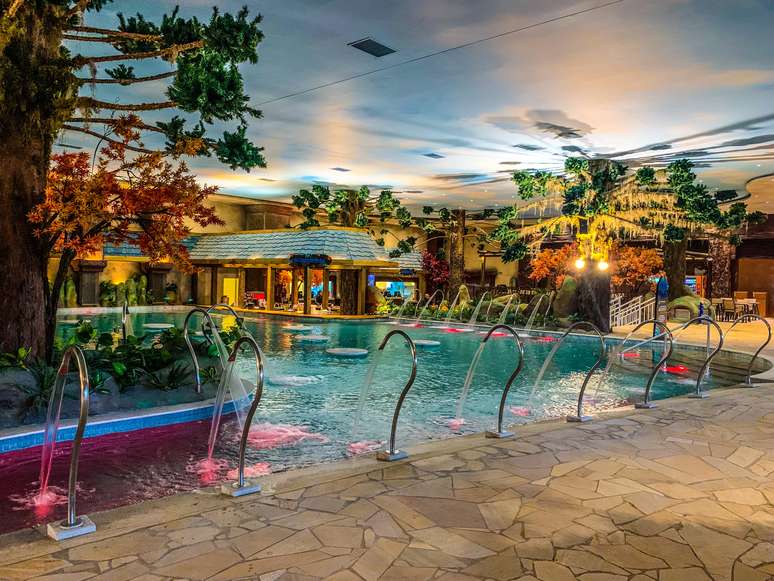 Interior do parque aqu&aacute;tico Acquamotion