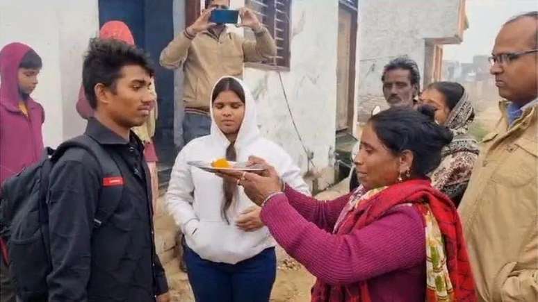 A família teve um reencontro emocionante em dezembro, quando Bablu voltou para casa depois de 13 anos