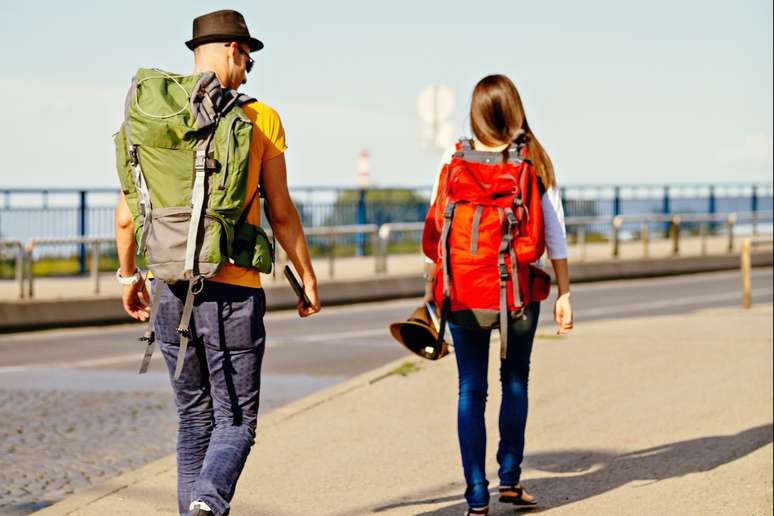 Mochileiro que é mochileiro viaja com uma musa: a economia; veja um manual completo para você sair mochilando pelo mundo