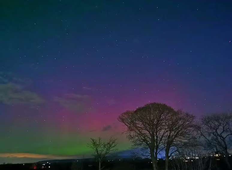 Colisão entre partículas carregadas do Sol transformam aurora boreal em espetáculo colorido