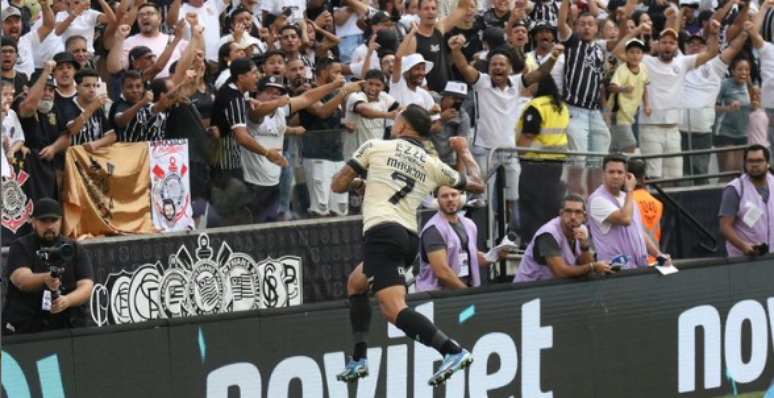 Jogador do Corinthians comemorando gol com a torcida. 