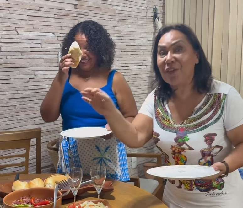 Mani, namorada de Davi do BBB 24, e Jacira, mãe de Gil do BBB 21, cozinham juntas