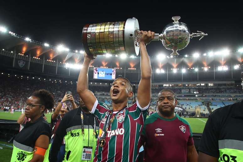 David Bra com a ta&ccedil;a da Libertadores conquista pelo Fluminense