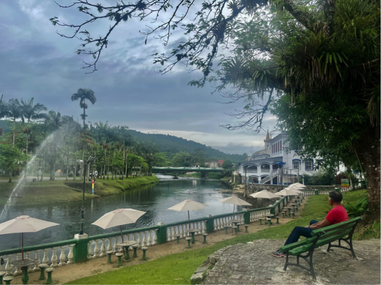 &Agrave; beira do rio, h&aacute; v&aacute;rias bancos e mesas para curtir o visual