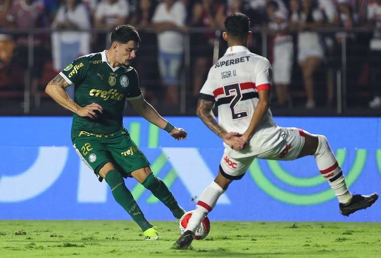 Piquerez, lateral-esquerdo do Palmeiras durante partida contra o São Paulo. 