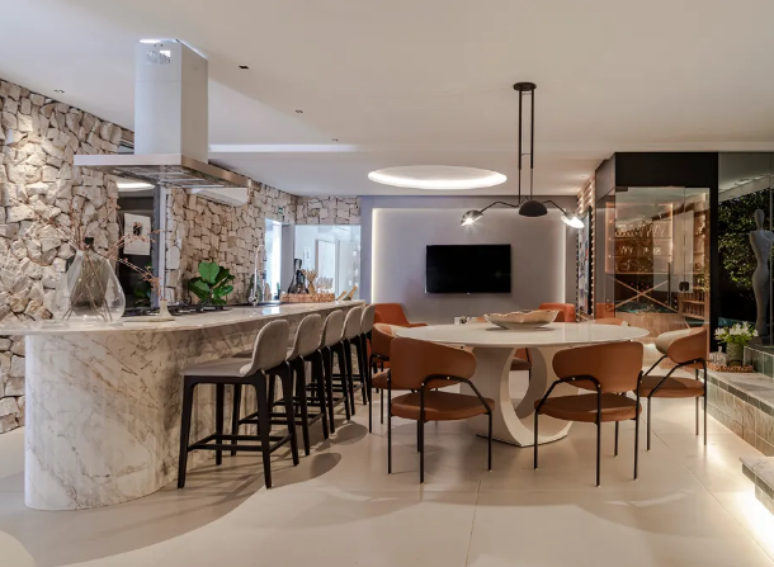 Balcão de cozinha de mármore é luxuoso, mas o material é suscetível a manchas e arranhões – Projeto: Dois A Arquitetura | Foto: Gabriela Daltro/CASACOR