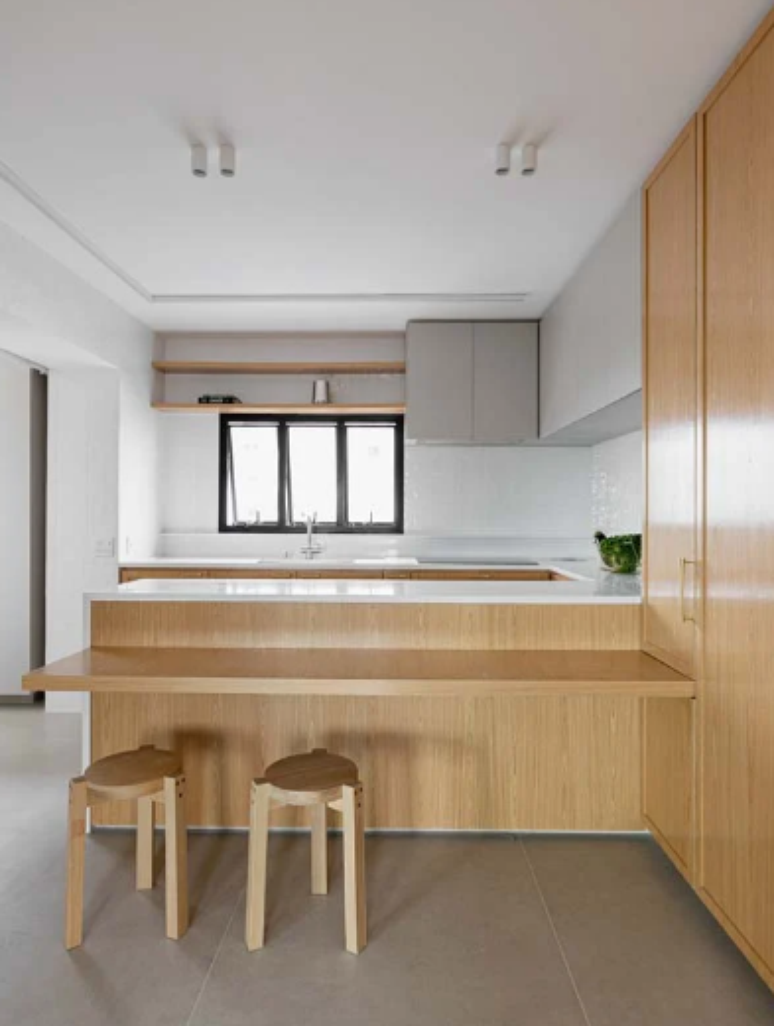 Balcão de cozinha como divisor perfeito entre espaços, unindo funcionalidade e interação social – Projeto: Fenda Arquitetura | Foto: João Paulo Prado