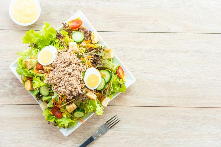 Aprenda a receita de salada de macarrão proteica com atum