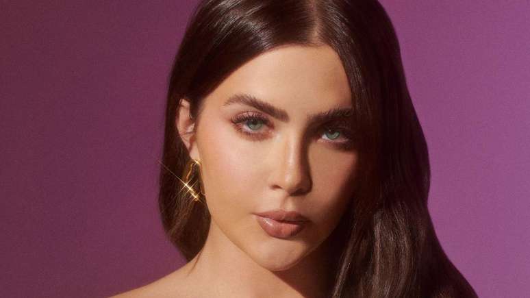 Jade Picon shocks by showing off her ripped belly with elevator clicks