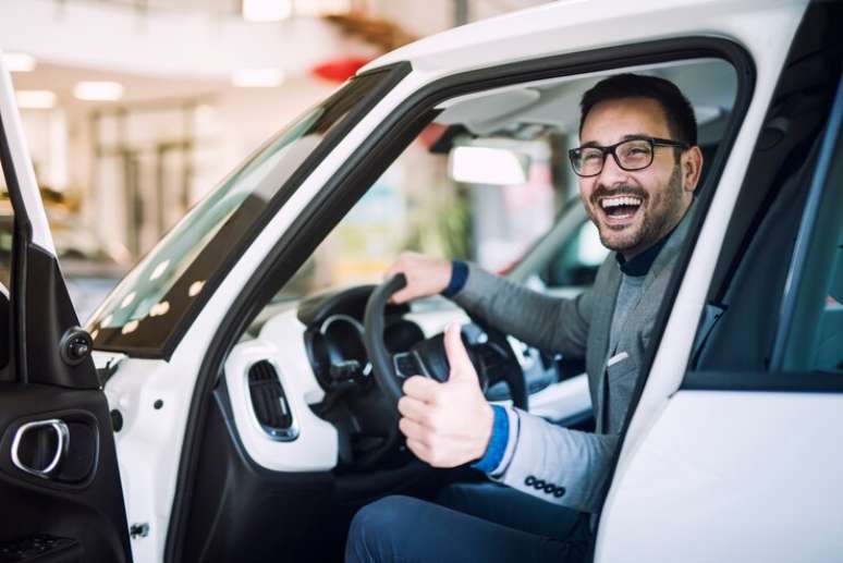 Homem dentro de carro.