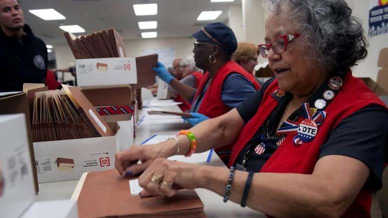 Mulheres em centro de votação nos EUA