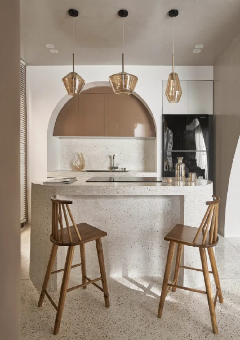 Balcão de cozinha de granilite é durável, acessível e versátil – Projeto: Limdim House Studio | Foto: Do Sy/CASACOR