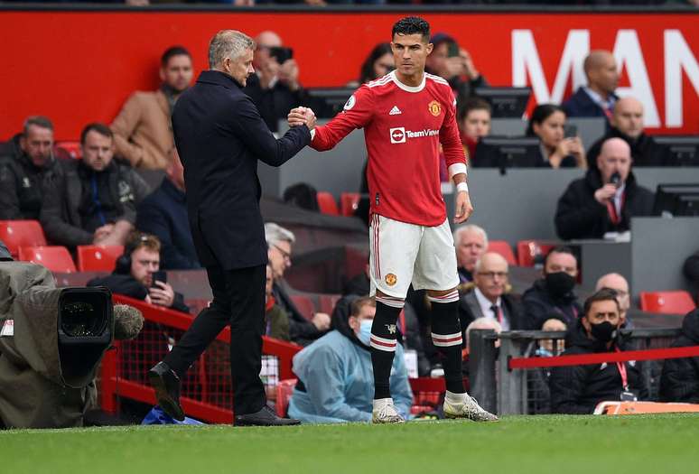 Solskjaer e Cristiano Ronaldo se cumprimentam em jogo do Manchester United 