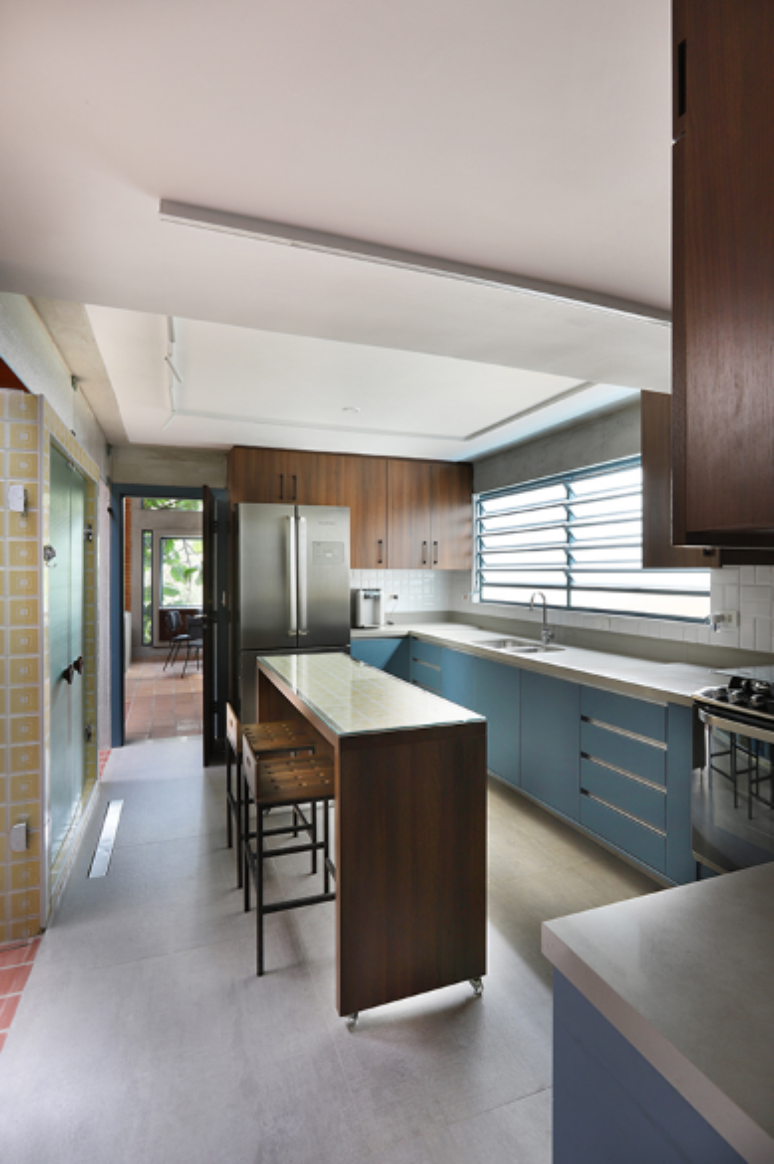 Balcão de madeira precisa de tratamento especial para resistir ao calor e umidade da cozinha – Projeto: Mandril Arquitetura | Foto: Mariana Orsi @marianaorsifotografia
