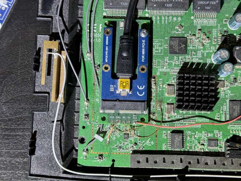 KittenLabs criou pistas PCIe entre o chipset Atheros e o processador PowerPC e500v2 e instalou uma PCB personalizada miniPCIe para utilizar GPU externa (Imagem: KittenLabs / Reprodução)