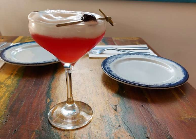 Drinque de vodca com frutas vermelhas