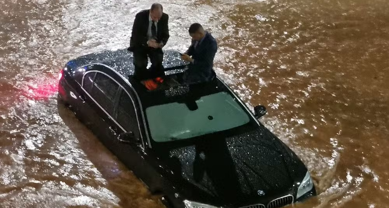 Cônsul dos Emirados Árabes é resgatado de enchente em SP pelo teto solar de BMW