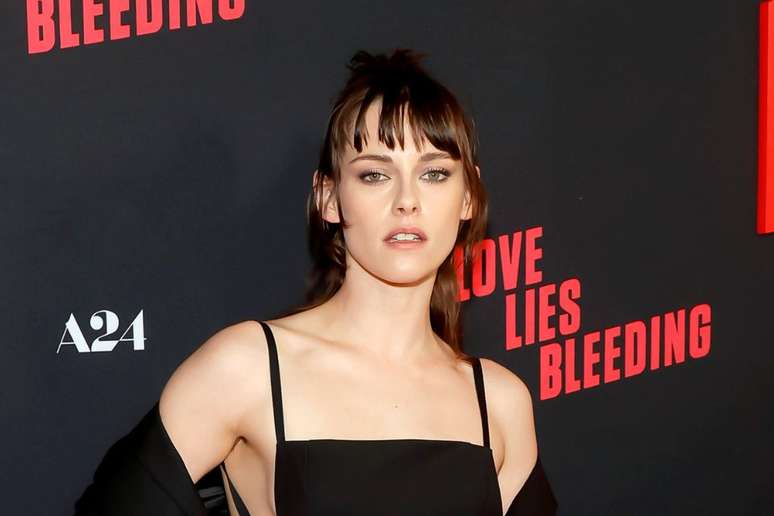 A atriz Kristen Stewart, de 33 anos, apostou em um look supercavado para a estreia de seu novo filme, ‘Love Lies Bleeding’