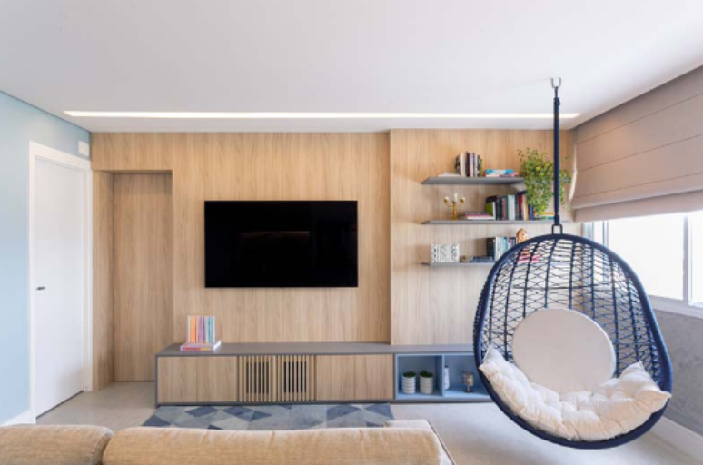 2. Azul-marinho na cadeira-balanço da sala de estar + tons neutros – Projeto: Rafaella Grasnoff – Loft 7 Arquitetura | Foto: Dam Mol