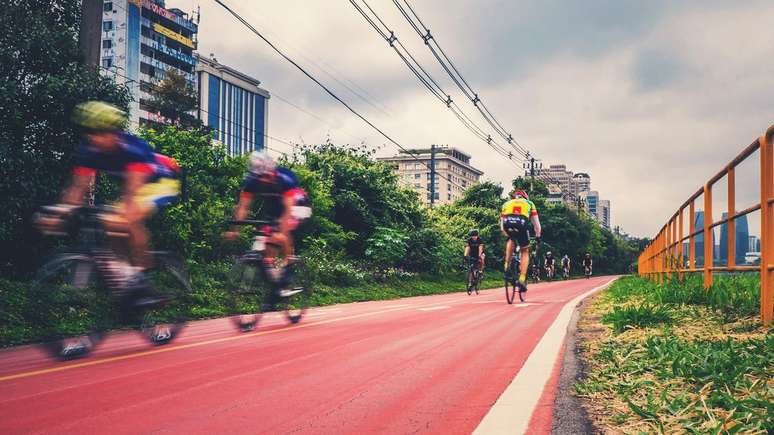 Atenção na ciclofaixa ou na ciclovia, pois ambas podem ser bidirecionais (Imagem: FabricioMacedoPhotos/Pixabay/CC)