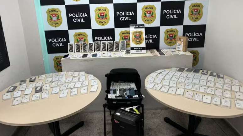 Agentes policiais apreenderam centenas de celulares roubados em operação no Centro de SP