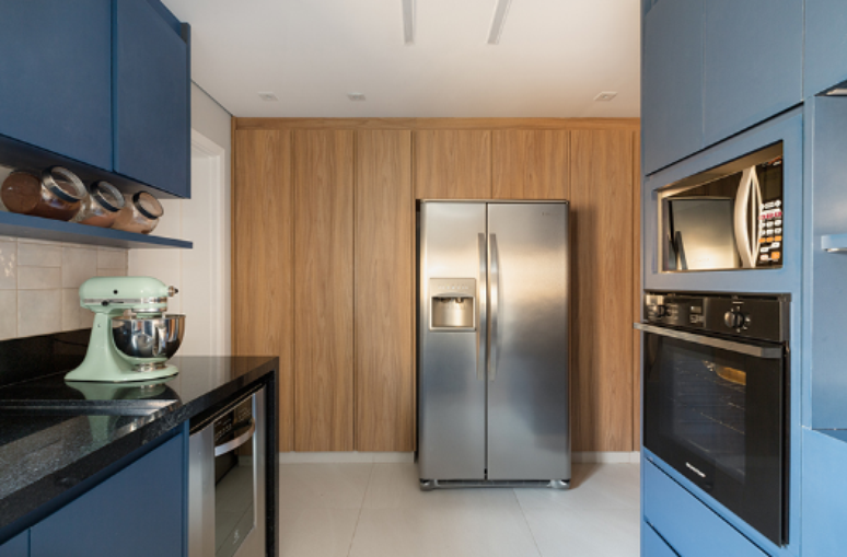 11. Cozinha contemporânea com marcenaria azul-marinho e eletrodomésticos de inox – Projeto: Mageste & Blinovas Arquitetura | Foto: Julia Nóvoa