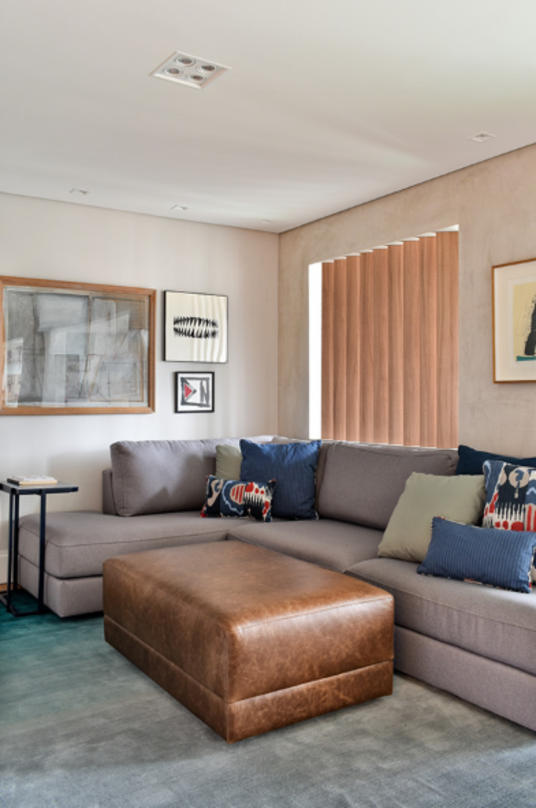 14. O sofá cinza combinando com as almofadas azuis-marinhos – Projeto: Mageste & Blinovas Arquitetura | Foto: Julia Novoa