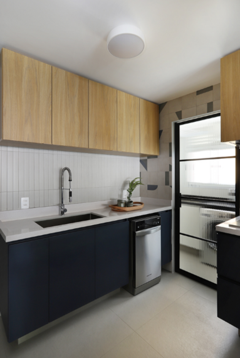 8. A marcenaria azul-marinho deixa esta cozinha americana muito mais elegante e moderna – Projeto: Mandril Arquitetura | Foto: Mariana Orsi @marianaorsifotografia
