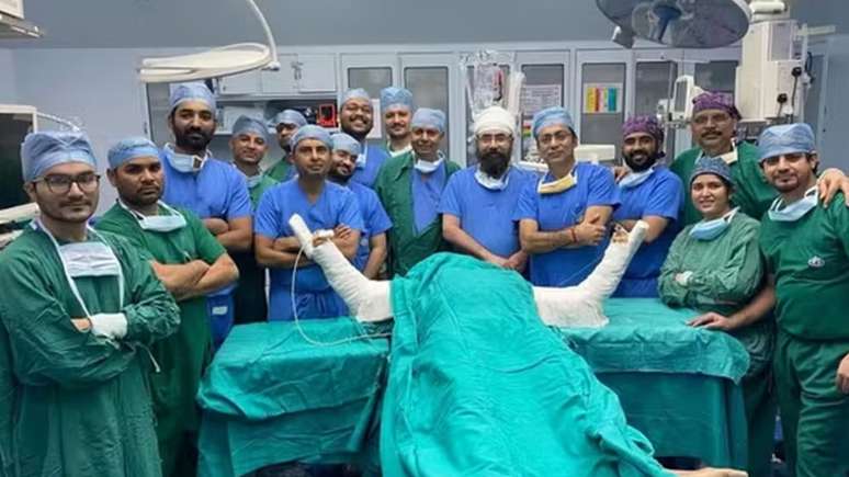 Homem recupera mãos graças ao 1º transplante bilateral da Índia