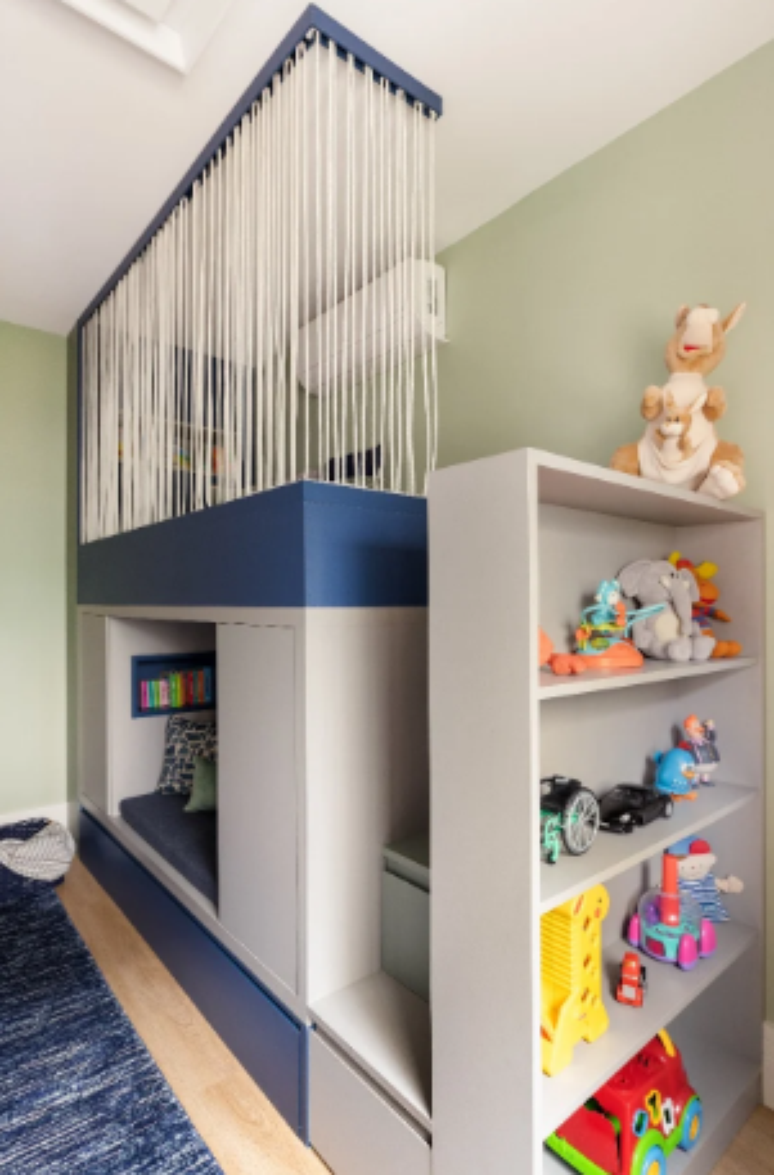 19. O azul-marinho + cinza na marcenaria da cama infantil – Projeto: Mageste & Blinovas Arquitetura | Foto: Julia Novoa
