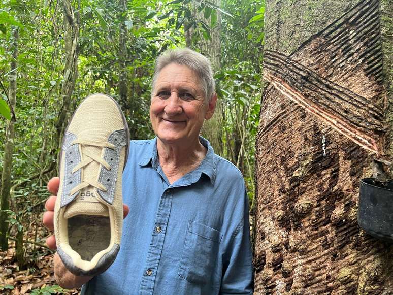 O empresário Francisco Samonek, da Seringô, com o calçado que desenvolveu usando borracha da Amazônia e fibras naturais