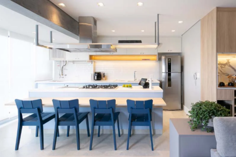 1. Você pode usar o azul-marinho como ponto focal na cadeira da sua cozinha – Projeto: Rafaella Grasnoff – Loft 7 Arquitetura | Foto: Dam Mol