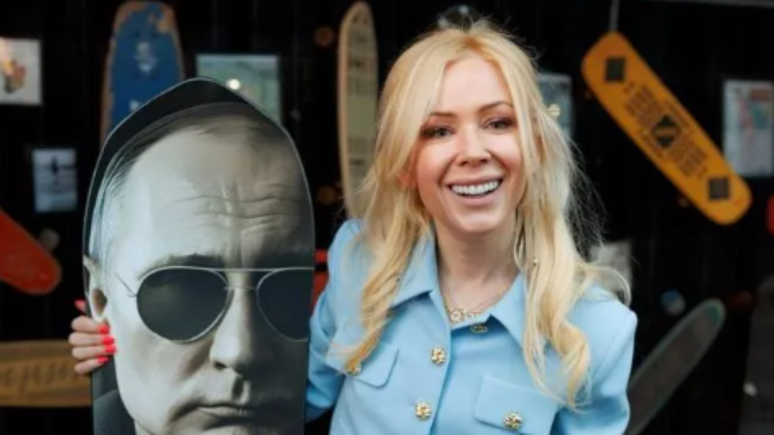 &lsquo;Nova amante de Putin&rsquo; aparece em  foto com prancha de snowboard com rosto do presidente russo