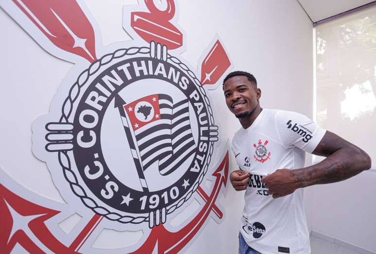 Corinthians anuncia a chegada do zagueiro Cacá, ex-Athletico. 