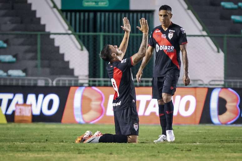 Emiliano Rodríguez comemorando mais um gol com a camisa do Atlético-GO