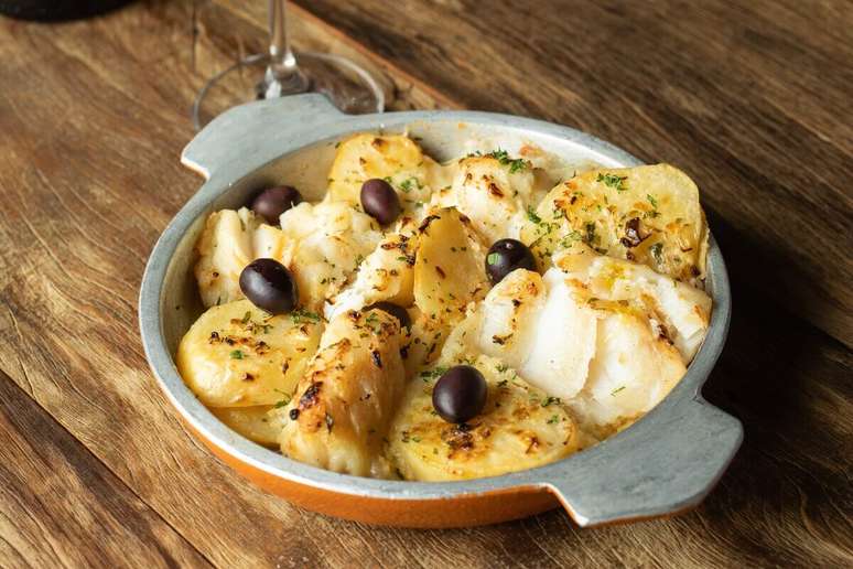 Bacalhau com batata e azeitona