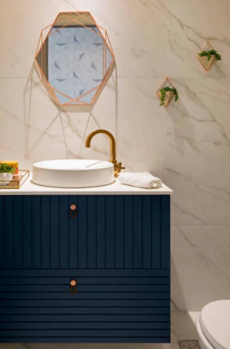 15. O gabinete do lavabo também pode ser azul-marinho – Projeto: Melina Romano | Foto: Julia Ribeiro/CASACOR