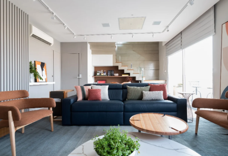 12. O sofá azul-marinho pode ser o protagonista da sua sala de estar – Projeto: Mageste & Blinovas Arquitetura | Foto: Henrique Hansmann