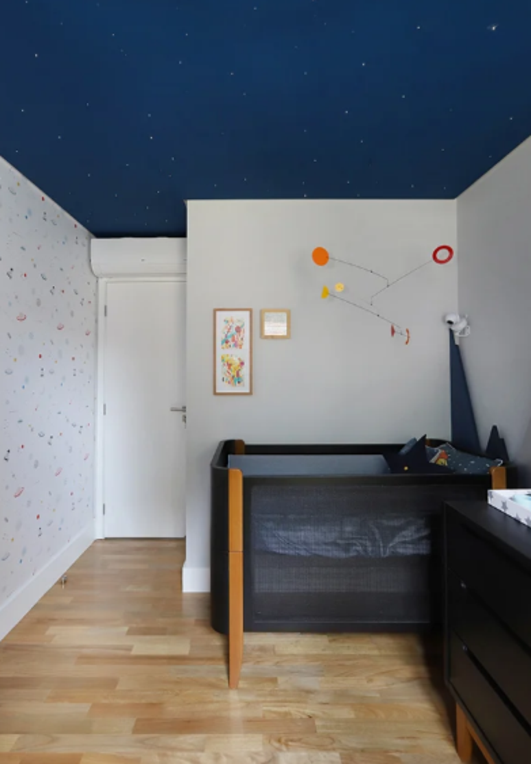 7. Teto azul-marinho com estrelas no quarto do bebê – Projeto: Mandril Arquitetura | Foto: Mariana Orsi @marianaorsifotografia
