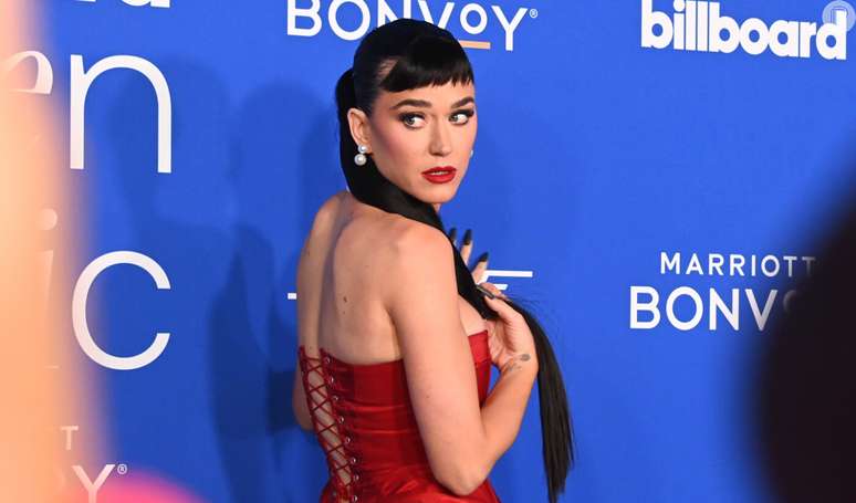 Katy Perry dares with a thong and bare butt in a formal look in the song.  Look at the pictures!