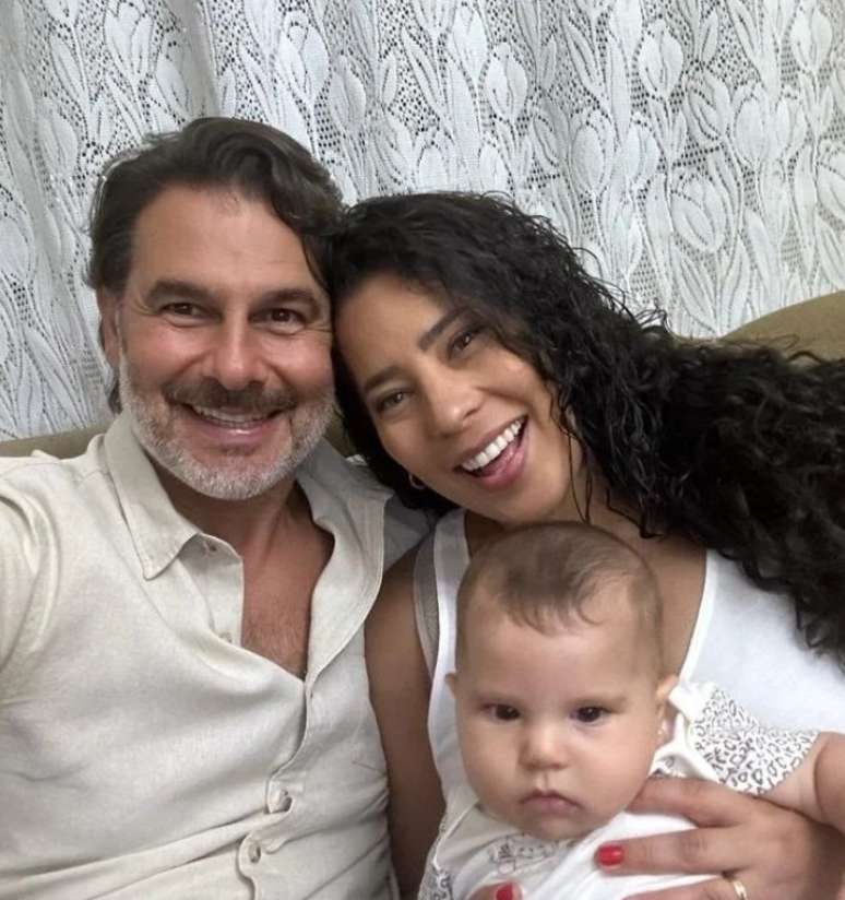 O neurocirurgião com a esposa, Larissa, e a filha, Maria Fernanda