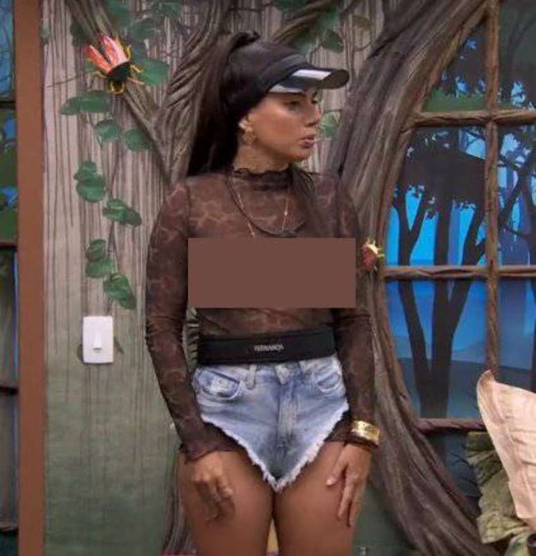 Look de Fernanda com blusa transparente e short cavado rendeu elogios na internet