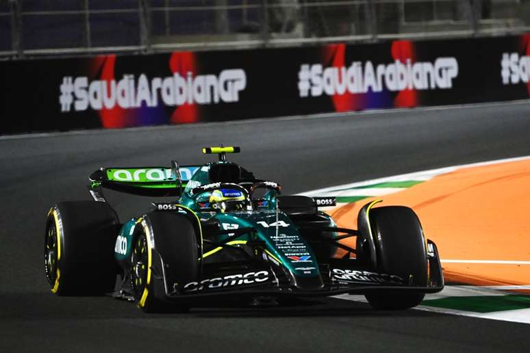 Fernando Alonso surpreendeu e liderou o TL2 do GP da Arábia Saudita