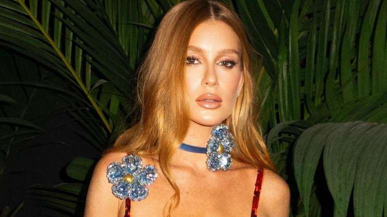 Marina Ruy Barbosa amazes with her natural beauty as she poses on the rainbow of a luxurious island