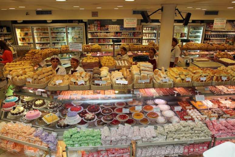 Com atendimento 24 horas, a Galeria dos Pães tem uma tradicional seção de confeitaria, além de pães, frios, frutas, legumes e uma loja de conveniência com produtos nacionais e importados.