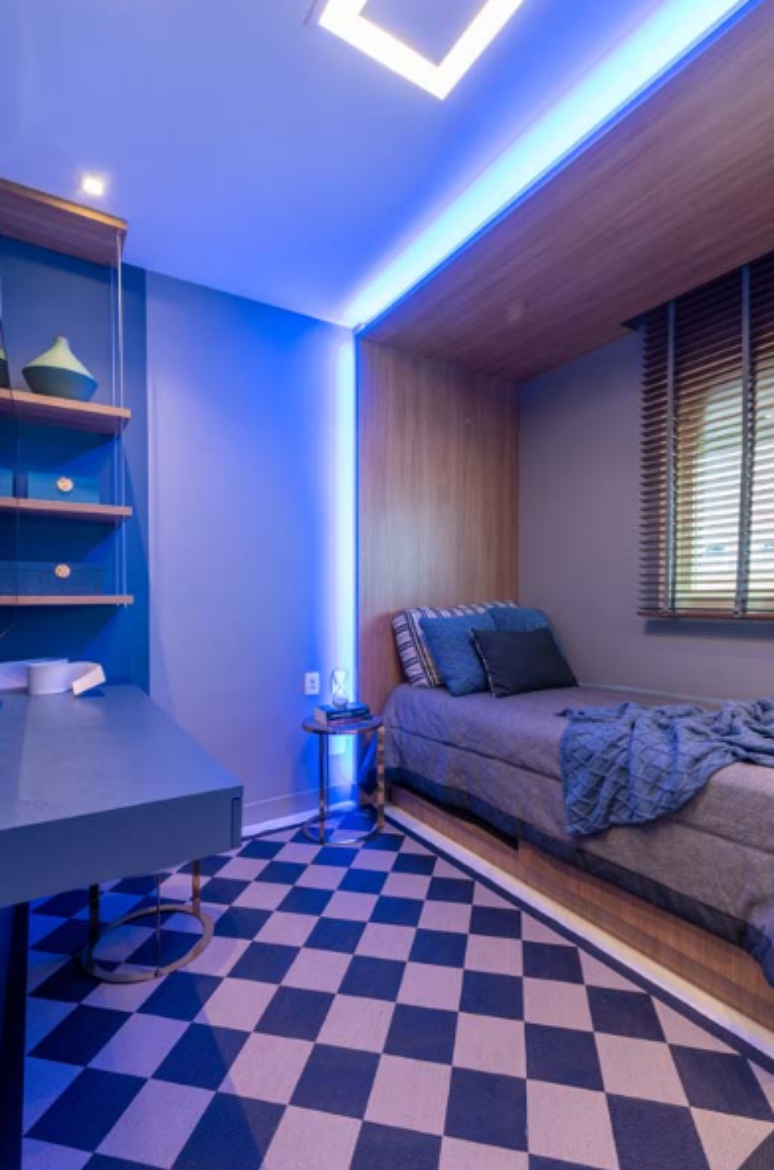6. Iluminação LED azul + móveis planejados + tapete xadrez – Projeto: Sabrina Salles | Foto: Julia Herman
