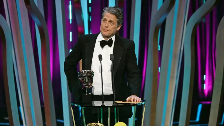 Hugh Grant criticou a duração dos filme ao entregar o prêmio Bafta de melhor diretor