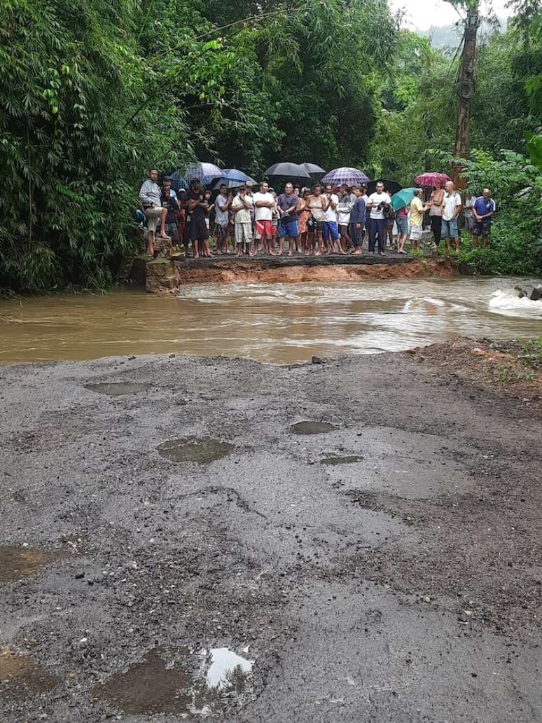 Ponte desaba e moradores ficam ilhados em Ubatuba.